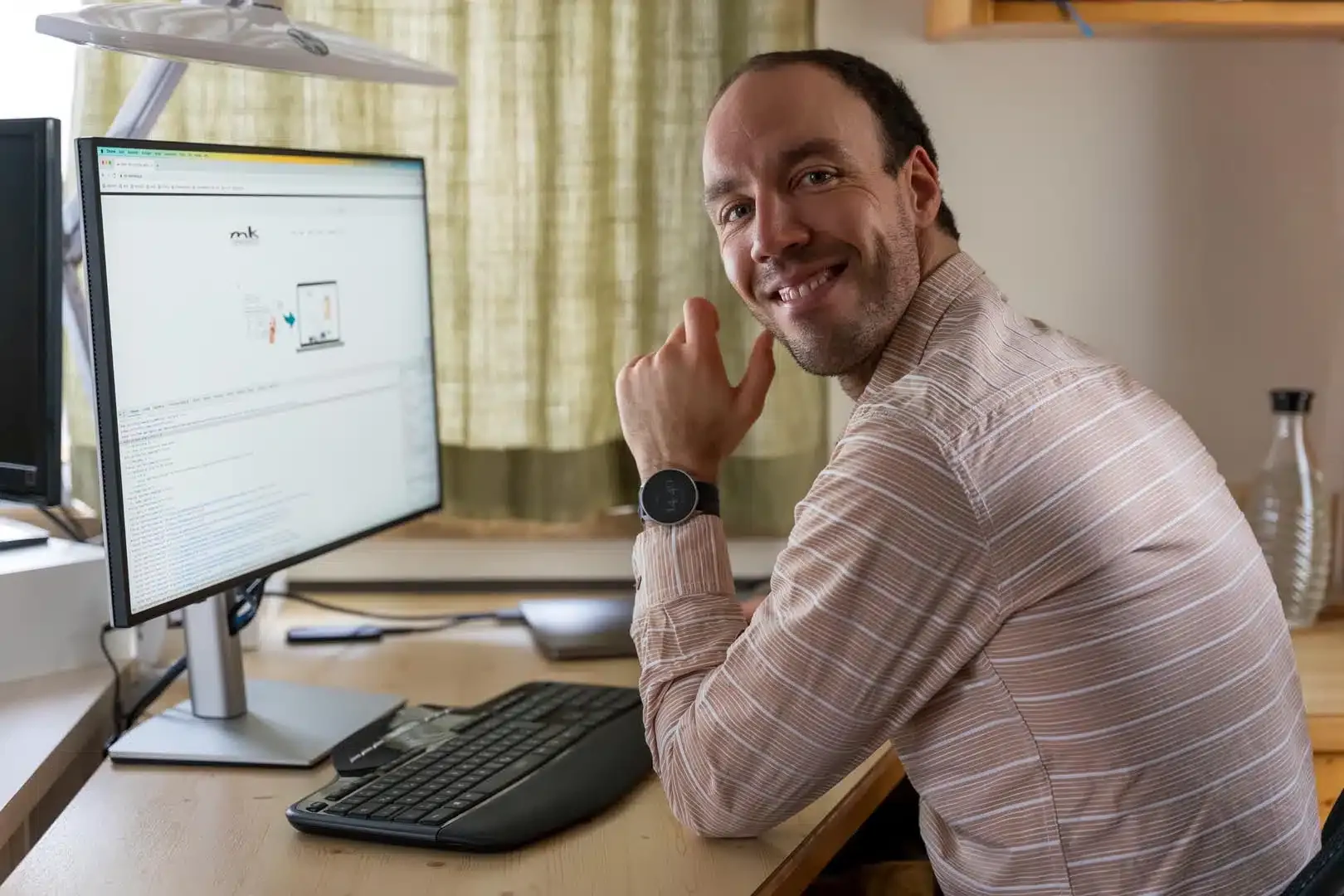 Matthias Kuhn am Arbeitsplatz vor einem geöffneten Webprojekt