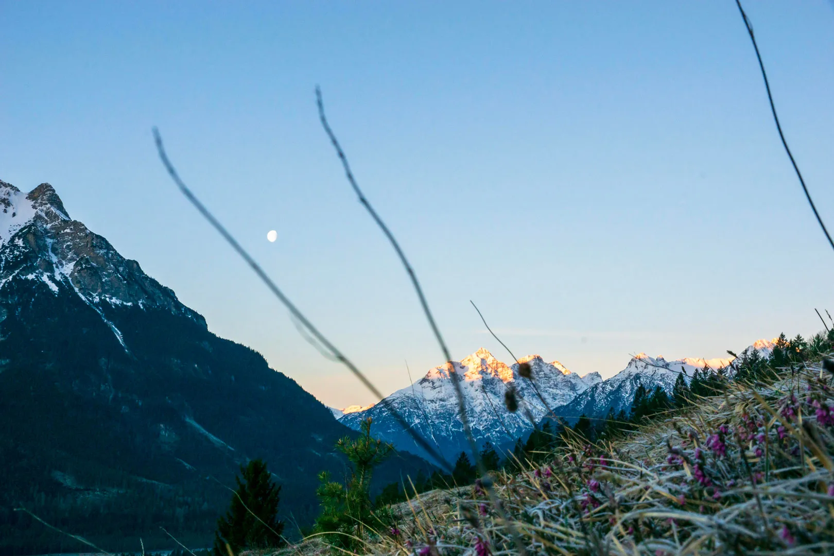 Sonnenaufgang über einer winterlichen Bergkette