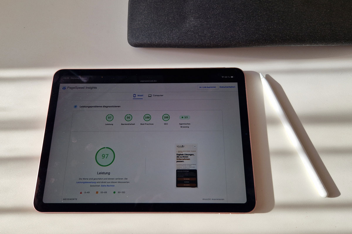 PageSpeed Messung am iPad auf einem Schreibtisch
