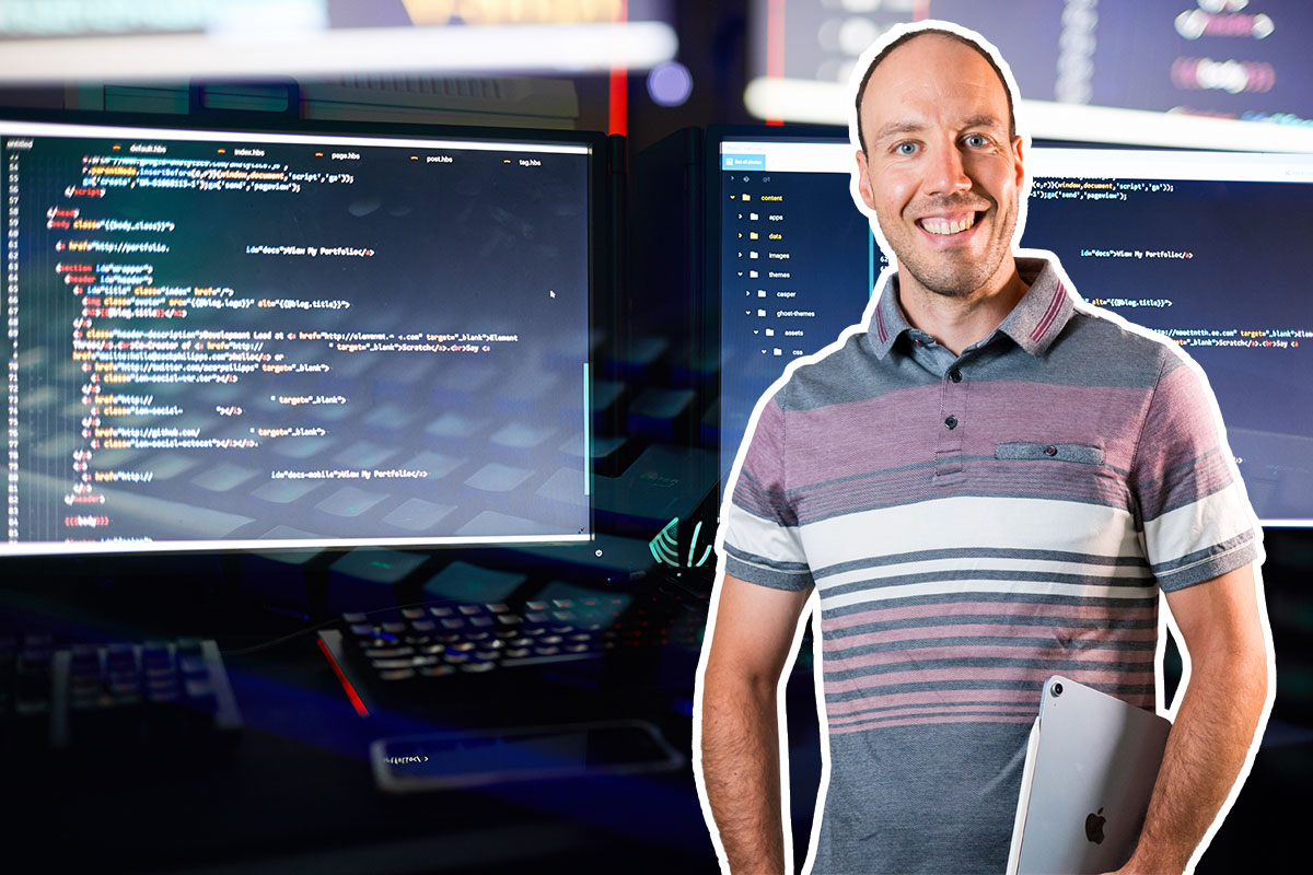 Matthias Kuhn vor zwei Monitoren mit geöffnetem Quellcode