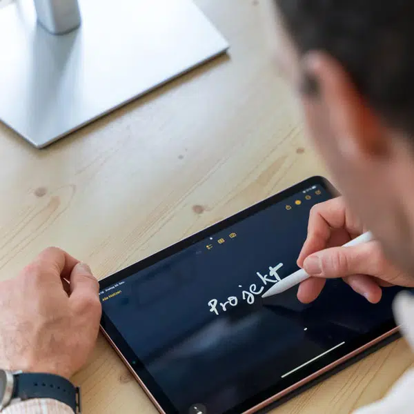 Arbeit an einem digitalen Projekt auf einem iPad