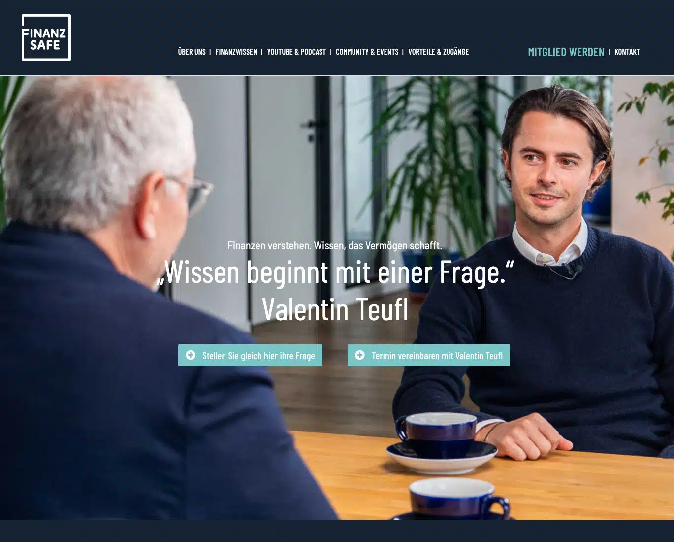 Website-Oberfläche mit Interviewmotiv, Navigation und Handlungsbuttons
